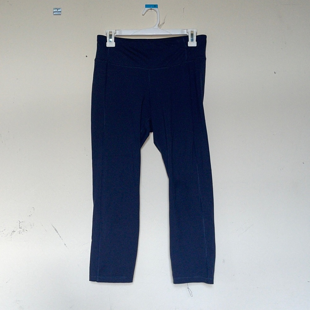 cropped workout leggings. navy. size M